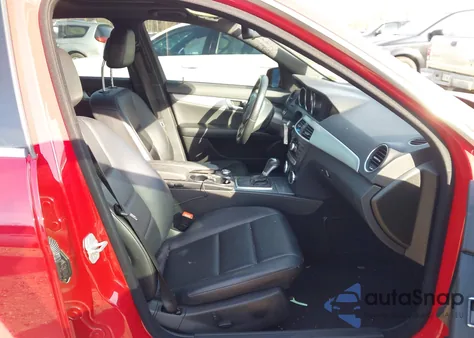 2014 Mercedes-Benz C 300 Sport 4Matic z USA, uszkodzony, nr VIN WDDGF8AB5EA932701